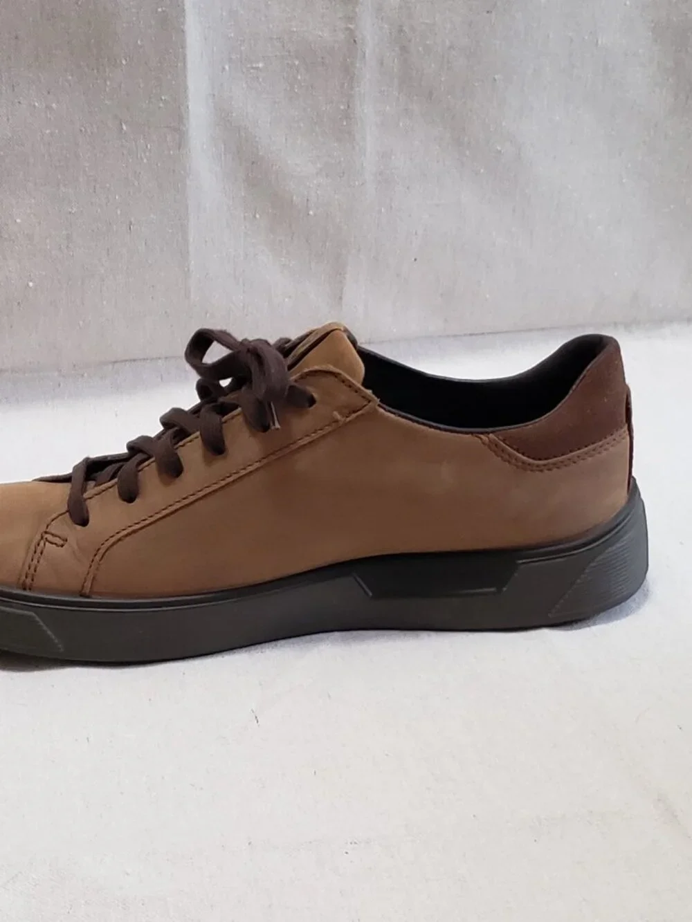 ECCO Mens Size 10-10.5 Shoes Core-Tex Light Brown Nubuck Suede Leather Sneakers